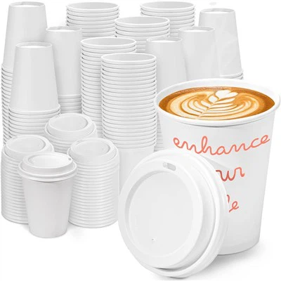 Baltas karstas krūzes ar vākiem